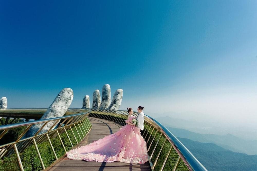 Cầu V&agrave;ng l&agrave; địa điểm chụp ảnh cưới y&ecirc;u th&iacute;ch của nhiều cặp đ&ocirc;i (Nguồn: Chụp Ảnh Cưới Đ&agrave; Nẵng - Fix Wedding)